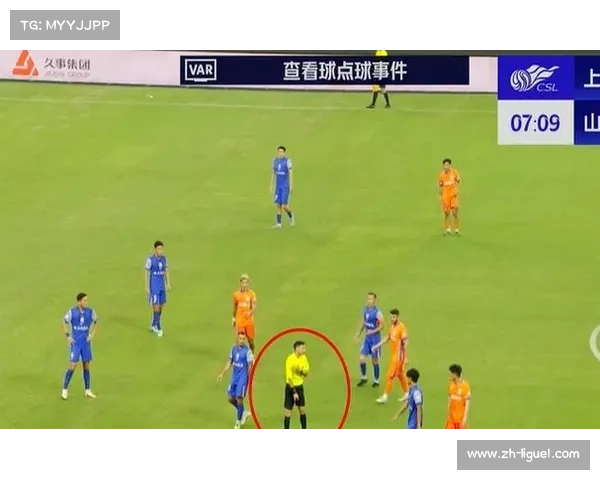 VAR回放确认点球判罚，比赛中断三分钟